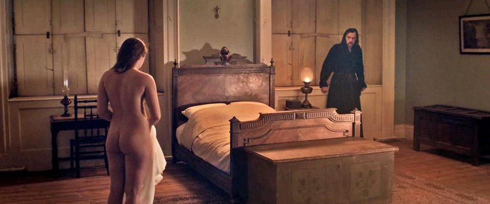 Florence Pugh naked butt