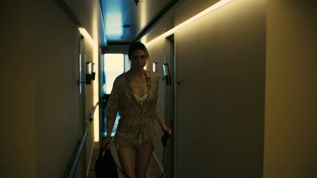 Elizabeth Debicki sexy – Tenet (2020)