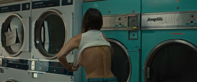 Bella Thorne sexy – Girl (2020)
