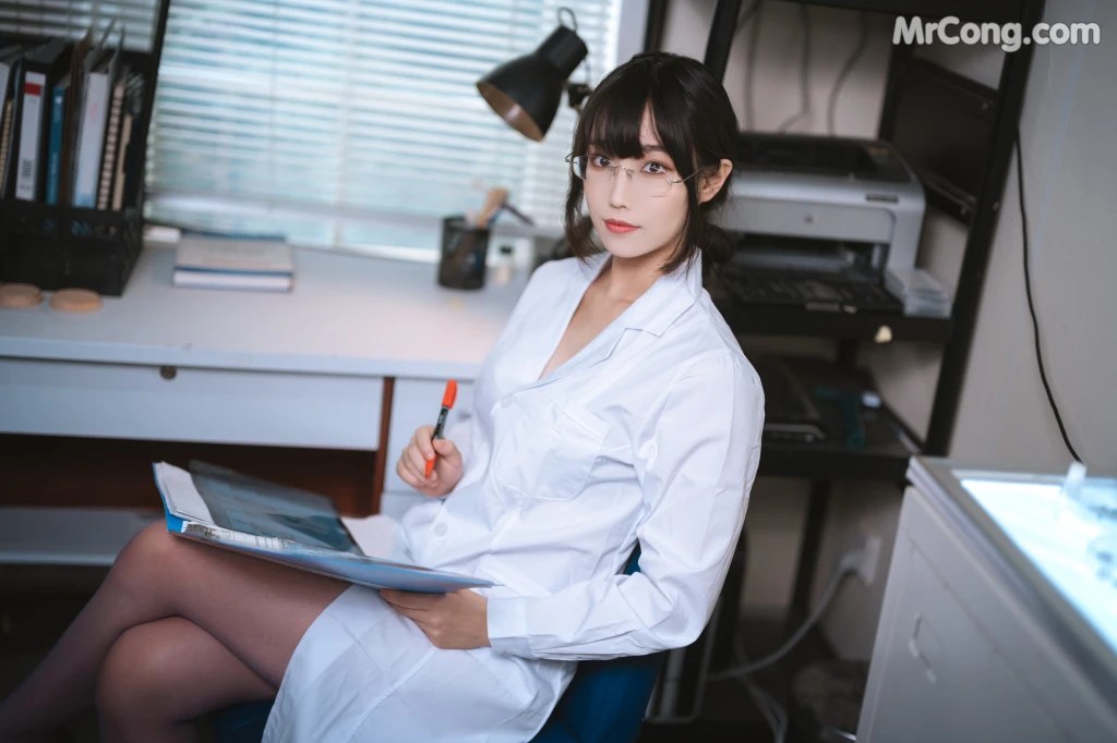 Coser@汪知子 Vol.015: 医生姐姐 (34 photos)