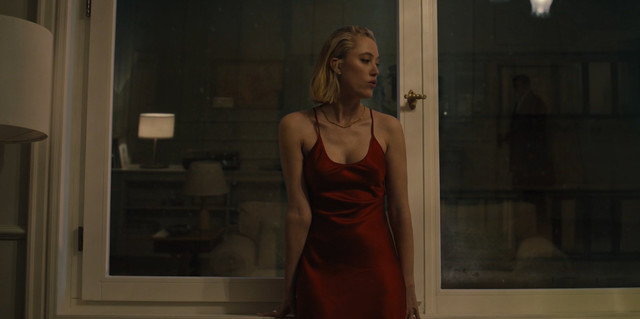 Maika Monroe sexy - Watcher (2022)