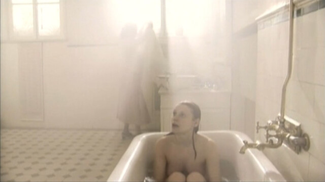 Anna Kapaleva nude - Dom obrazcovogo soderjaniya s01 (2010)