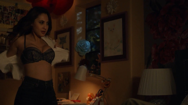 Francia Raisa sexy – Grown-ish s03e10 (2021)