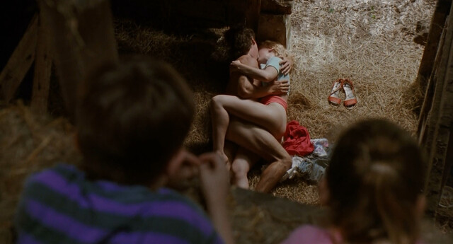 Sarah Trigger nude – Paradise (1991)
