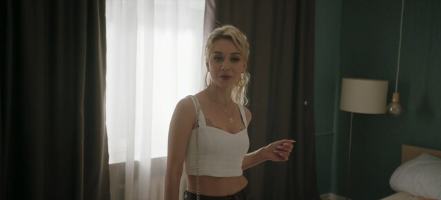Yuliya Dzutseva (Julia Frantz) sexy – Pyat s plyusom (Surrounded By Daughters) s01e01 (2021)